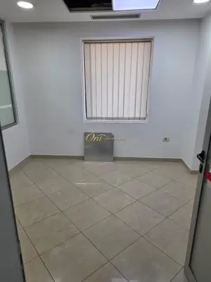 Ufficio in affitto a Bulevardi Deshmoret e Kombit, Tirana, 93 m². Foto 2 di 5