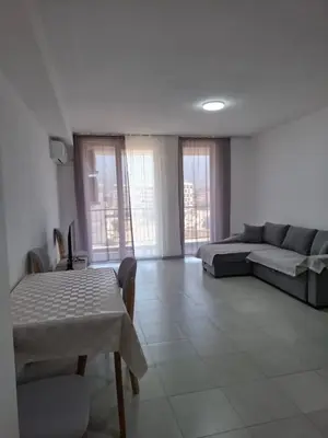 Apartament 3+2 me qera në Rruga 5 Maji, Tiranë, 110 m². Foto 2 nga 7