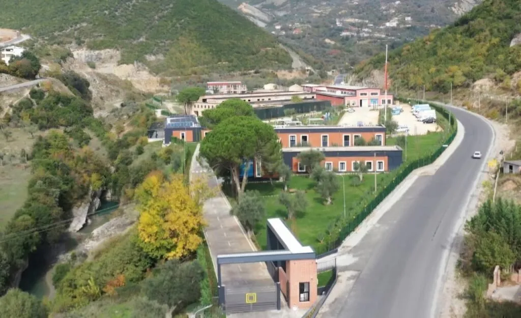 Warehouse for rent in Tufinë, Tirana, 414 m². Photo 1 of 2