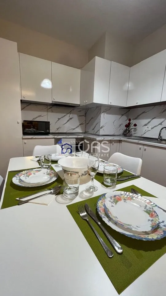 Apartament 2+1 me qera në Blloku, Tiranë, 85 m². Foto 1 nga 10