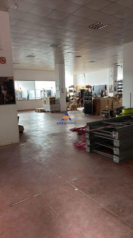 Magazinë me qera në Aeroporti Ndërkombëtar i Tiranës “Nënë Tereza”, Tiranë, 500 m²