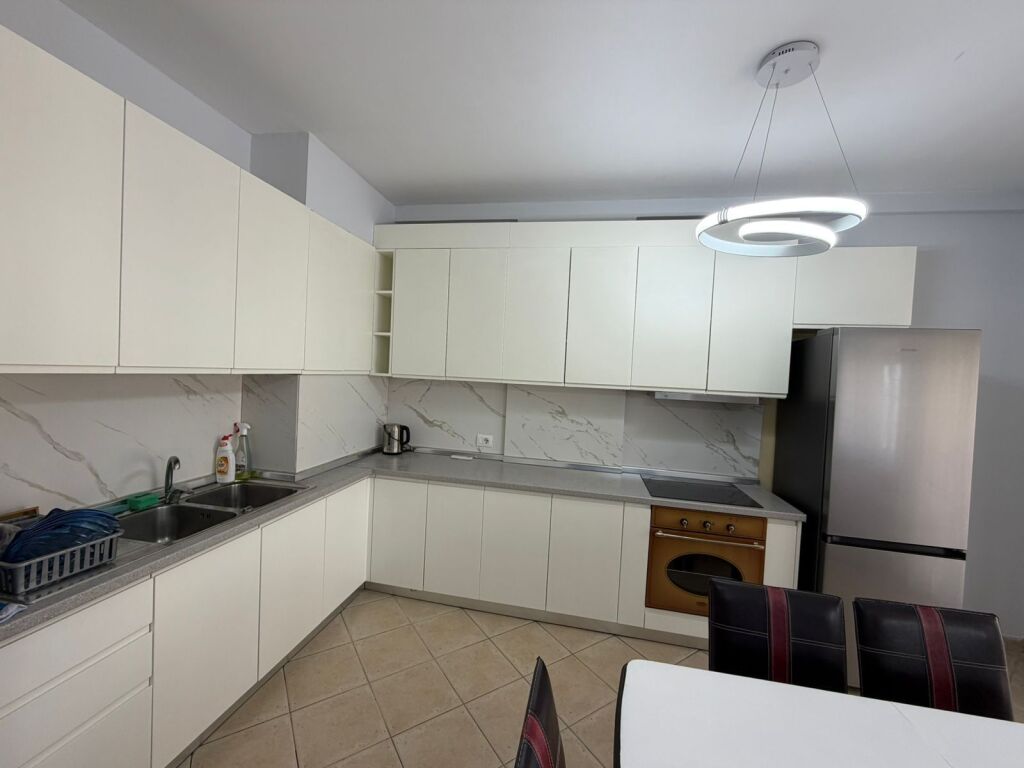 Apartament 2+1 me qera në Rruga Qemal Stafa, Tiranë, 103 m²
