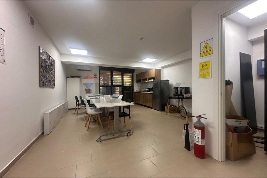 Shop for sale in Rruga e Barrikadave, Tirana, 423 m²