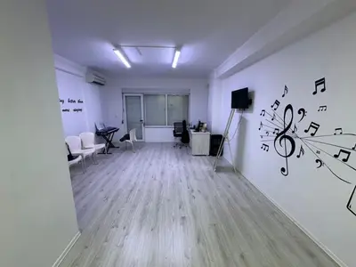 Ufficio in affitto a Blloku, Tirana, 92 m². Foto 2 di 6