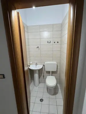 Ambient biznesi me qera në Sheshi Demokracia, Shkodër, 30 m². Foto 2 nga 2