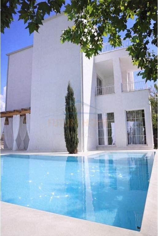 Vilë në shitje në Rruga Berzhite, Tiranë, 415 m². Foto 1 nga 9