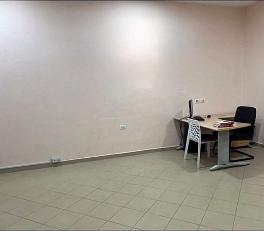 Locale commerciale in vendita a Komuna e Parisit, Tirana, 33 m². Foto 2 di 3