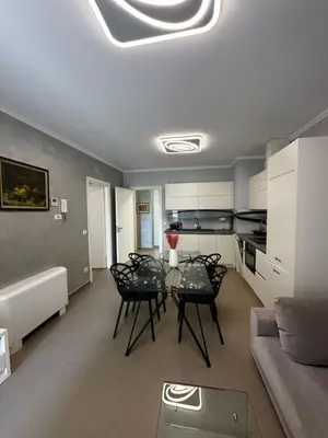 Apartament 2+1 me qera në Ambasador 3, Tiranë, 97 m². Foto 2 nga 9