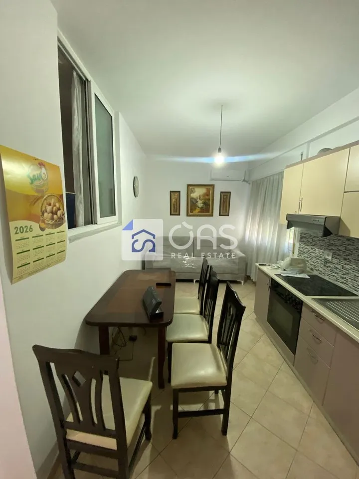 Apartament 1+1 me qera në Komuna e Parisit, Tiranë, 55 m². Foto 1 nga 7