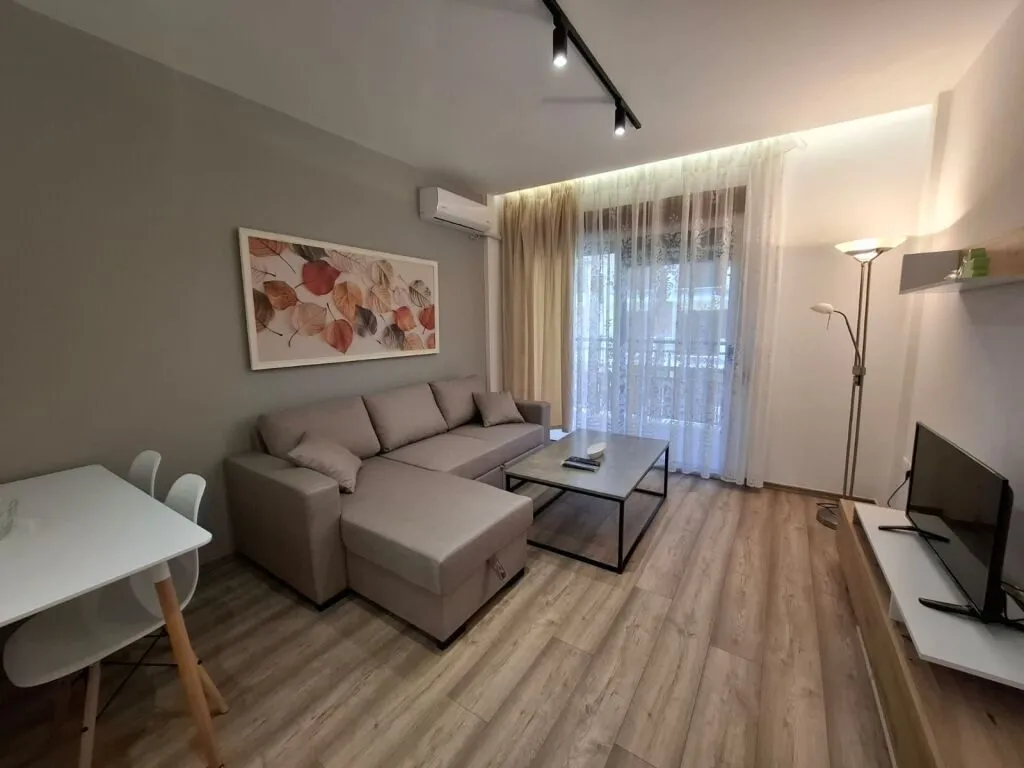 Apartament 1+1 me qera në Rruga Mujo Ulqinaku, Durrës, 80 m². Foto 1 nga 6