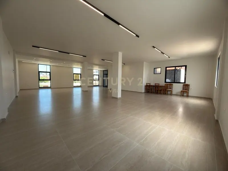 Office for rent in Spar Tregu industrial, Durrës, 180 m²