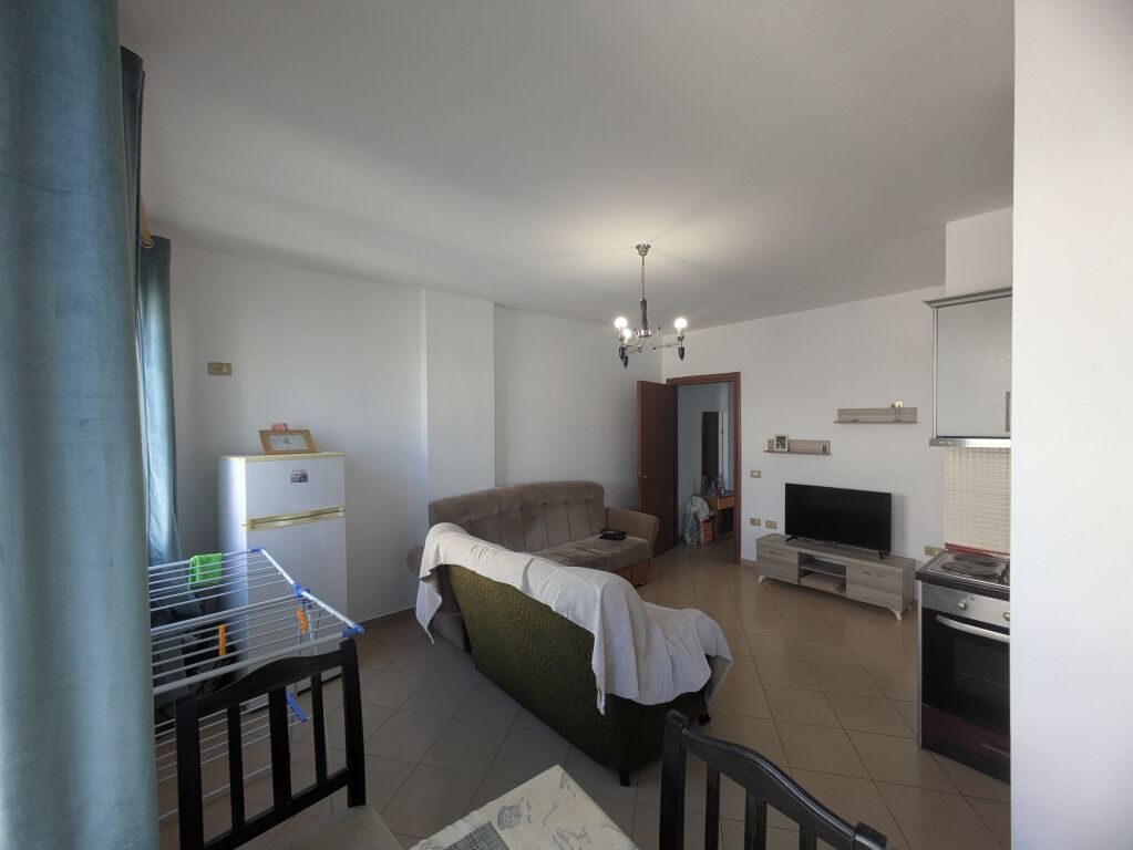 Apartament 1+1 me qera në Tring Pallatet Çabej Shop, Vlorë, 60 m². Foto 1 nga 8