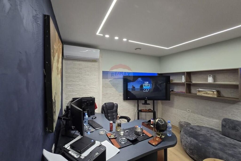 Shop for sale in Qendra Kristal, Tirana, 82 m². Photo 1 of 3