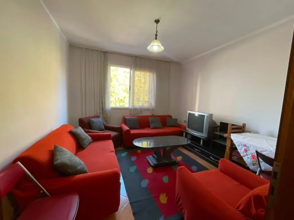 Apartament 1+1 me qera në Bulevardi Bajram Curri, Tiranë, 60 m². Foto 1 nga 8