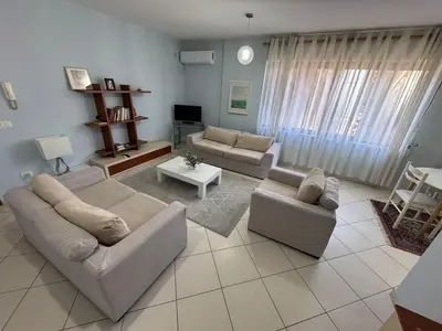 Apartament 2+1 në shitje në Rruga e Barrikadave, Tiranë, 110 m². Foto 2 nga 10