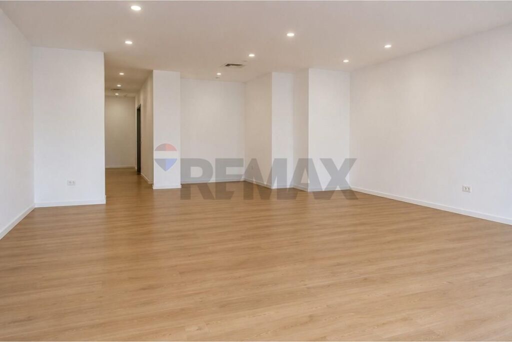 Office for sale in Komuna e Parisit, Tirana, 90 m²