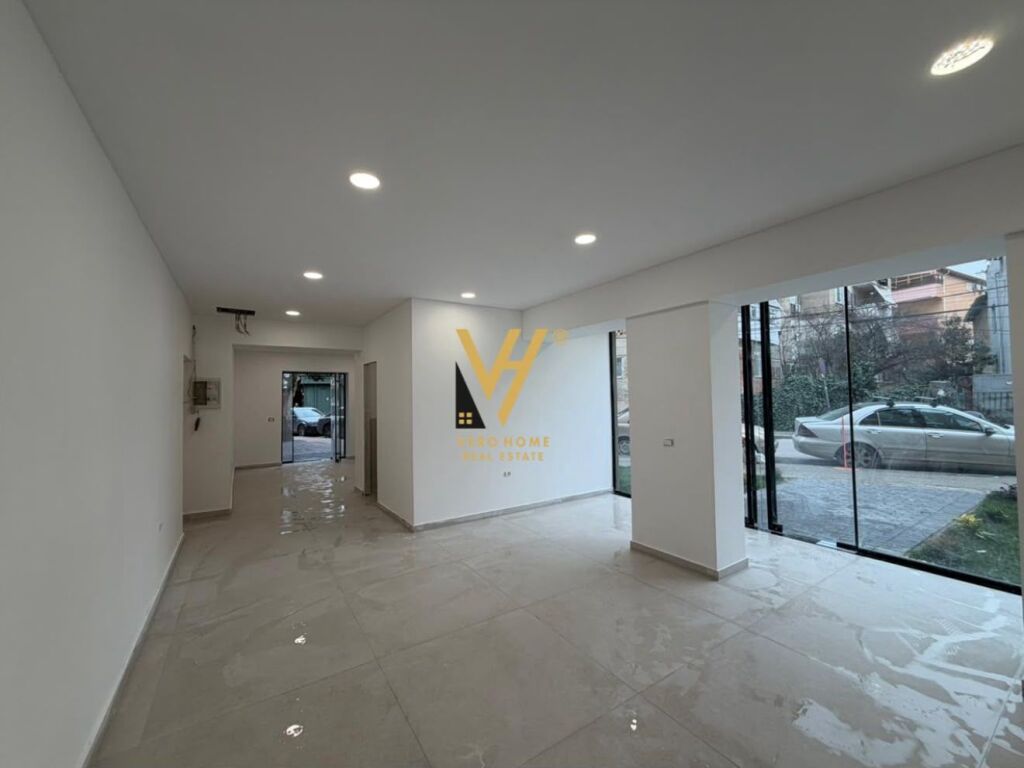 Dyqan me qera në Xhamlliku, Tiranë, 52 m². Foto 1 nga 3