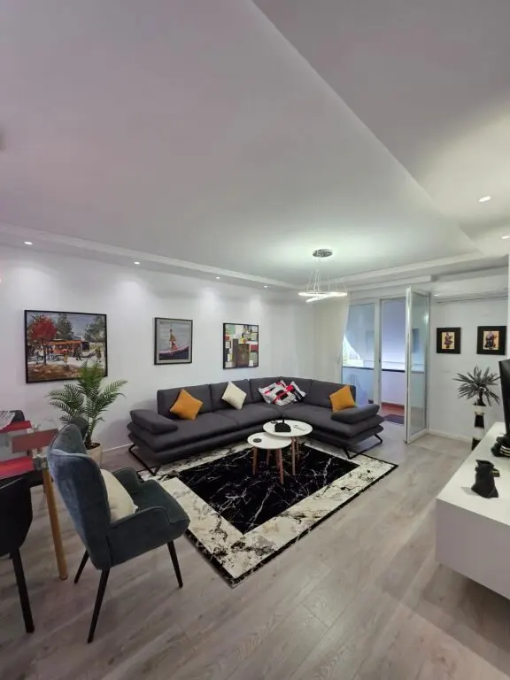 Appartamento in affitto a Liceu Artistik, Tirana, 80 m²