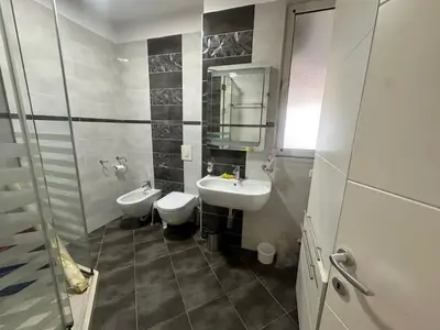 Apartament 3+1 me qera në Pazari i Ri, Tiranë, 120 m². Foto 4 nga 5