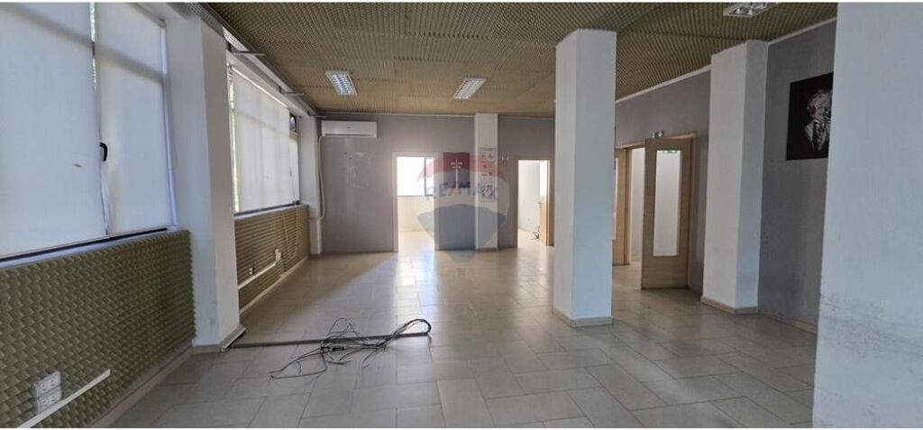 Office for rent in Rruga Pjetër Budi, Tirana, 350 m². Photo 2 of 3