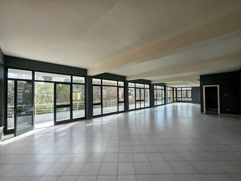 Locale commerciale in affitto a Laprakë, Tirana, 192 m²