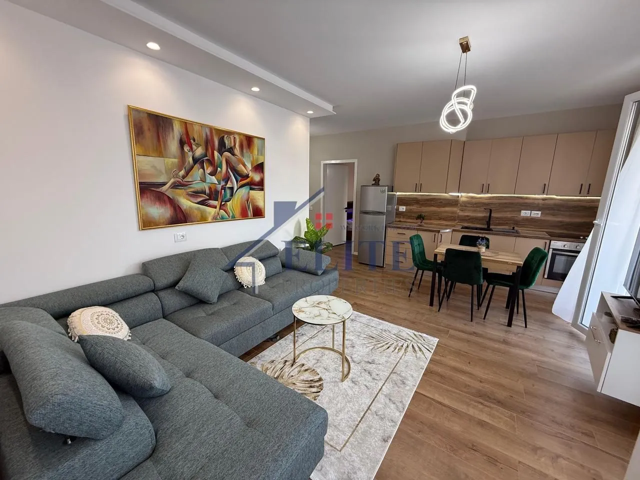 Apartament 2+1 me qera në Rruga e Barrikadave, Tiranë, 103 m². Foto 1 nga 8
