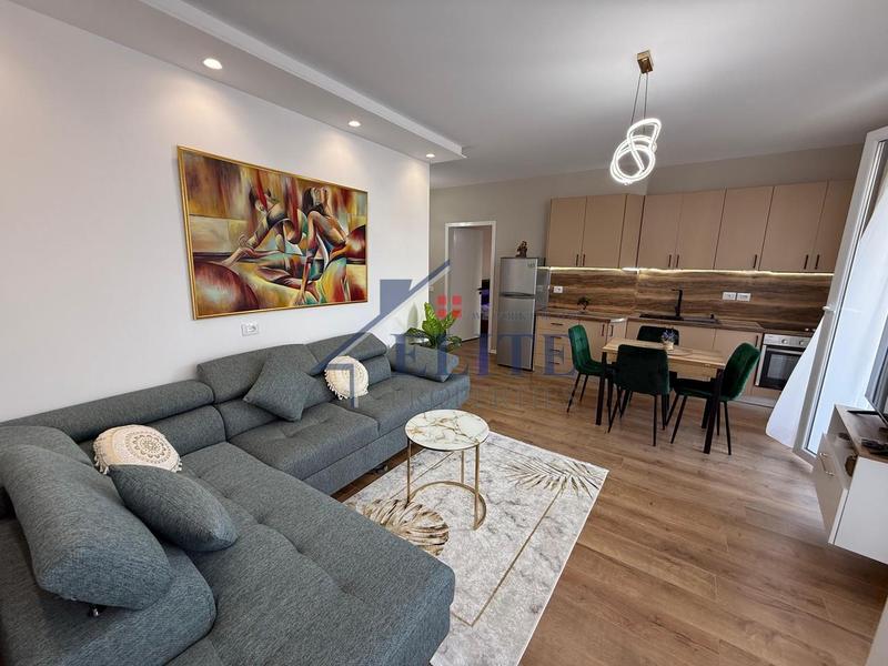 Apartament 2+1 me qera në Rruga e Barrikadave, Tiranë, 103 m²