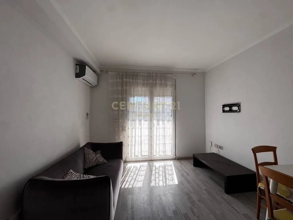 Apartament 2+1 me qera në Yzberisht, Tiranë, 75 m². Foto 1 nga 5