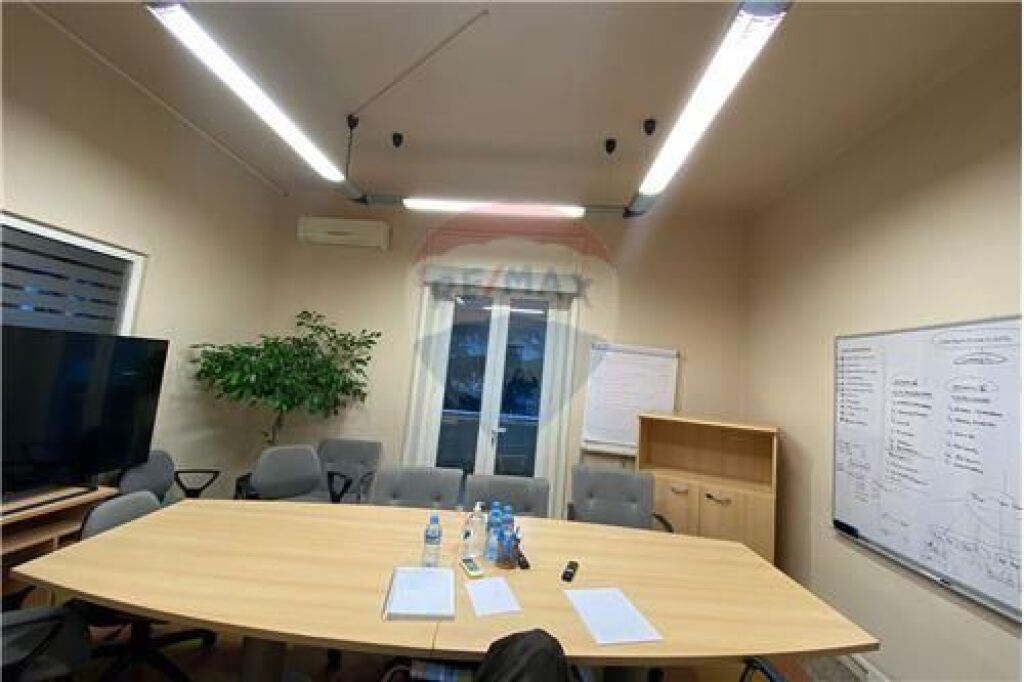 Office for rent in Blloku, Tirana, 40 m². Photo 2 of 3