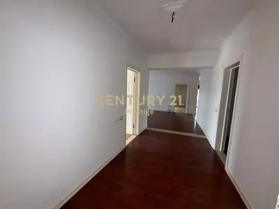 Office for rent in Rruga e Elbasanit, Tirana, 450 m². Photo 1 of 3