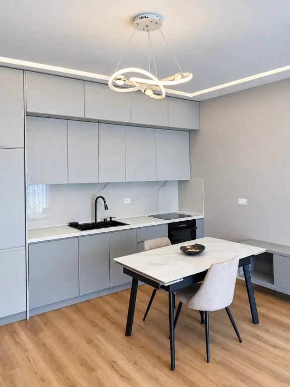 Apartament 1+1 me qera në Rruga 1 Maj, Korçë, 60 m². Foto 1 nga 12