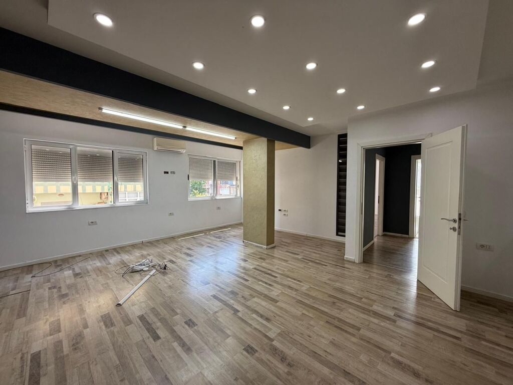 Ufficio in affitto a Sheshi Willson, Tirana, 108 m². Foto 1 di 3