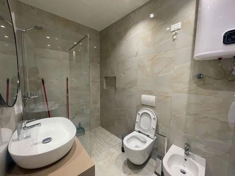 Zyrë me qera në Rruga Kristo Luarasi, Tiranë, 100 m². Foto 6 nga 9