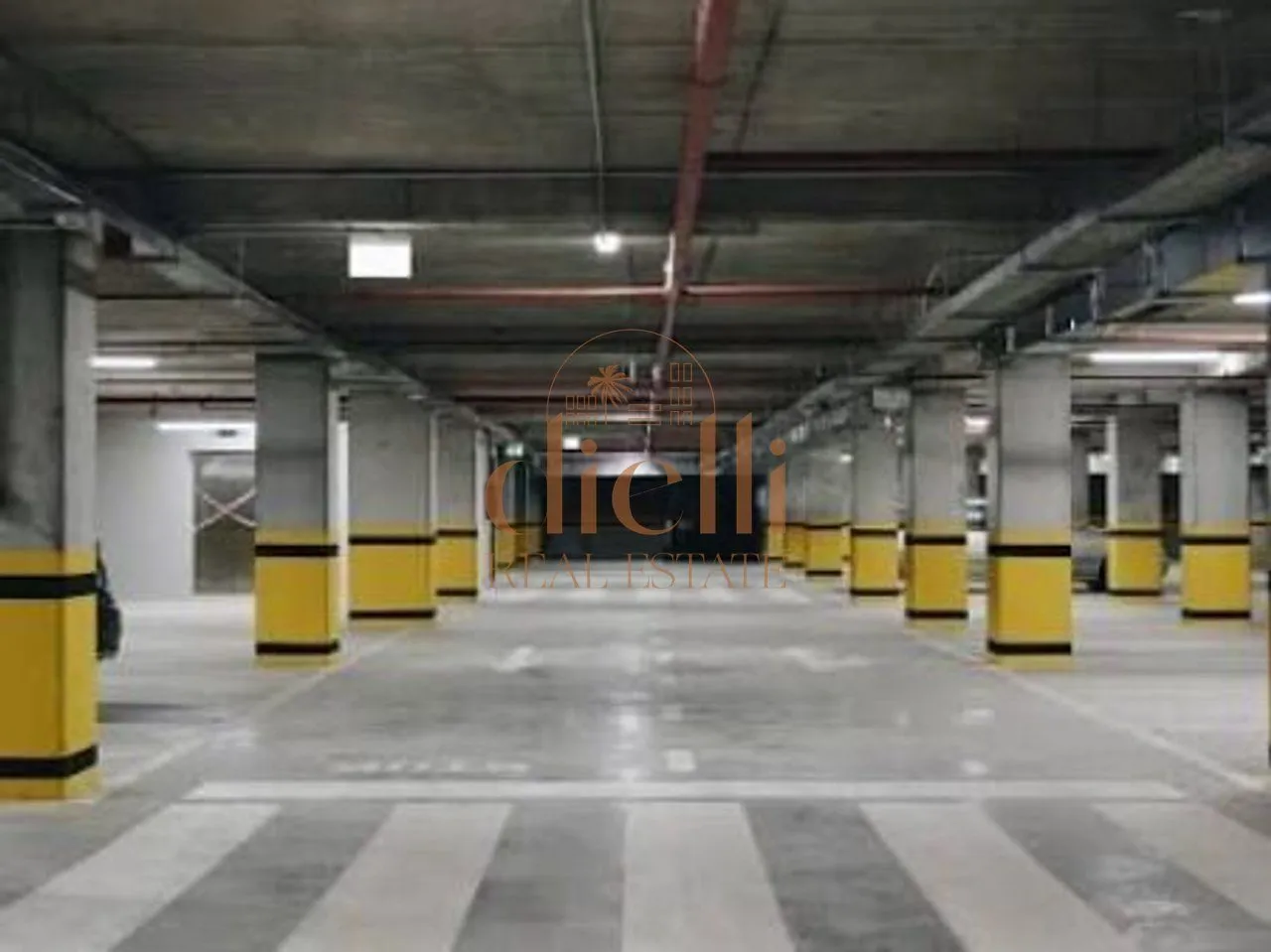 Posto auto in vendita a Shkolla e Kuqe, Tirana, 22 m². Foto 1 di 3