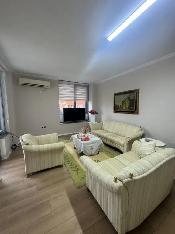 Apartament 2+1 me qera në Toptani, Tiranë, 100 m². Foto 1 nga 7