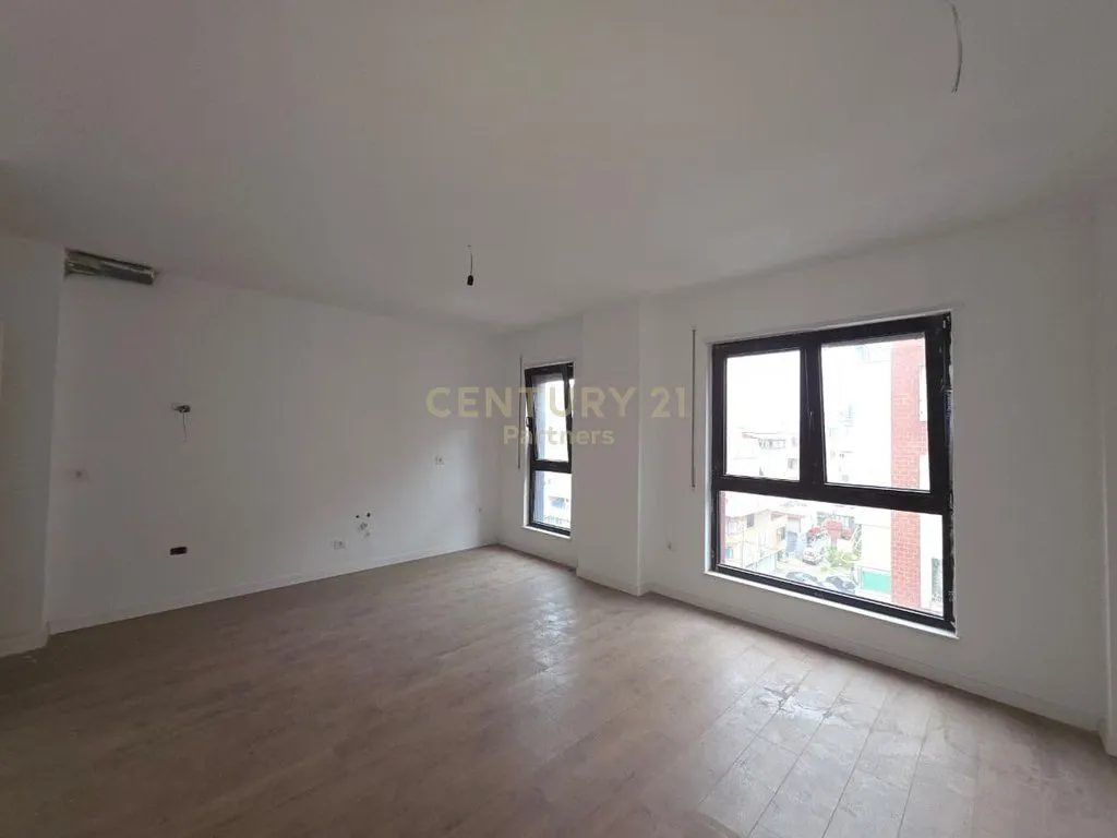 Apartament 2+1 në shitje në Komuna e Parisit, Tiranë, 106 m². Foto 1 nga 3