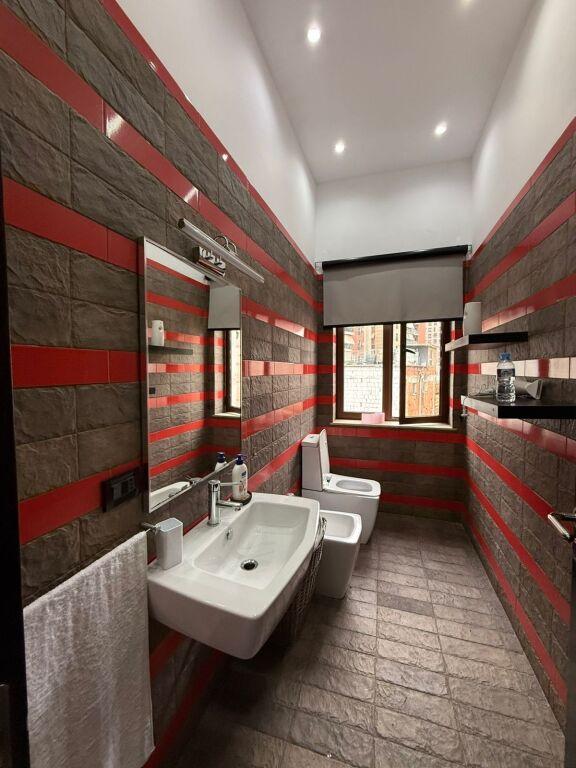 Apartament 2+1 me qera në Rruga e Barrikadave, Tiranë, 120 m². Foto 7 nga 10