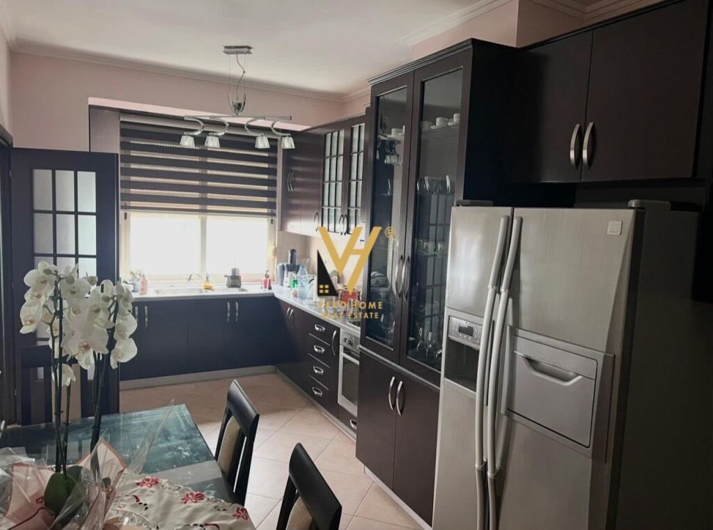 Apartament 2+1 me qera në Komuna e Parisit, Tiranë, 118 m². Foto 3 nga 3