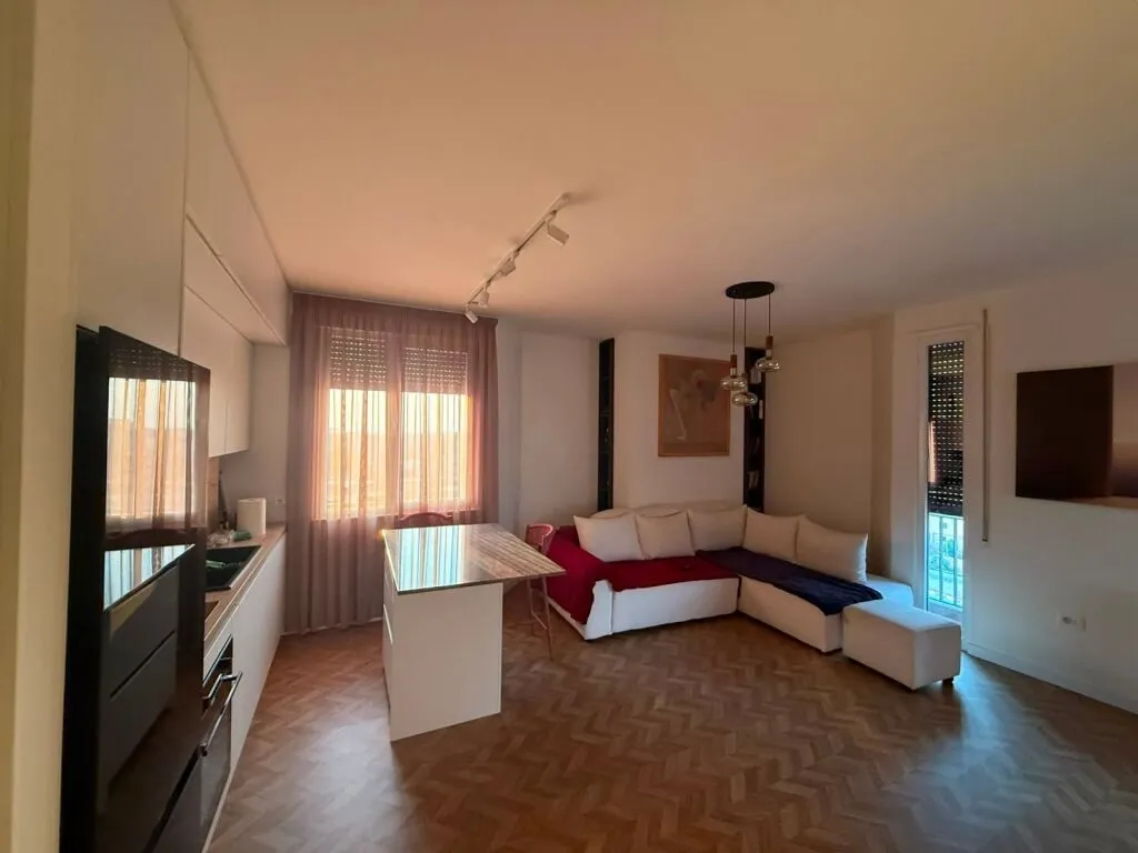 Apartament 2+1 me qera në Rrethrrotullimi i Shkozës, Tiranë, 100 m². Foto 1 nga 12