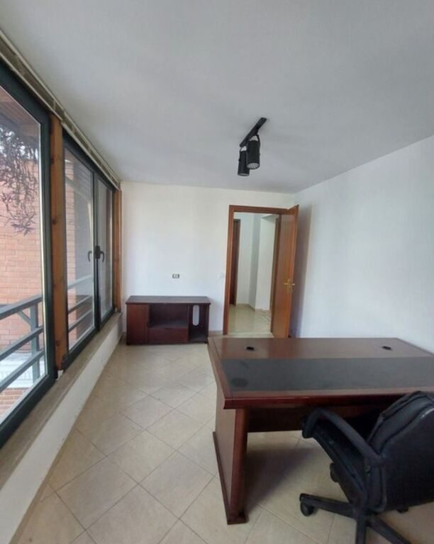 Ufficio in affitto a Tirana, 103 m². Foto 1 di 4