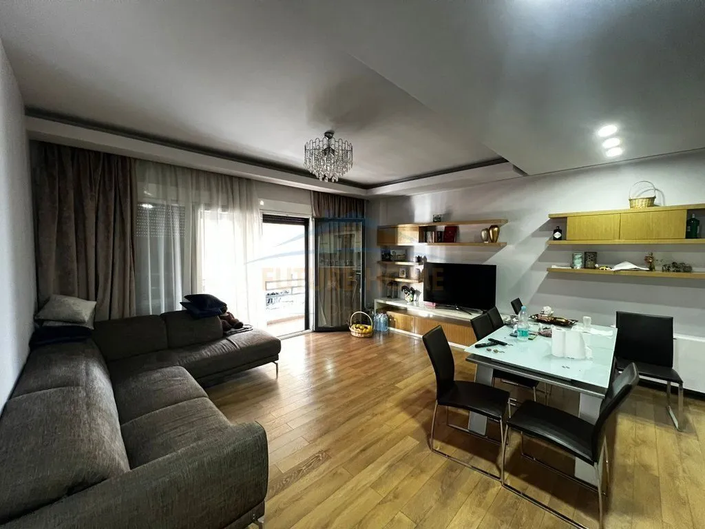 Apartament 3+1 në shitje në Rruga Dritan Hoxha, Tiranë, 141 m². Foto 1 nga 10