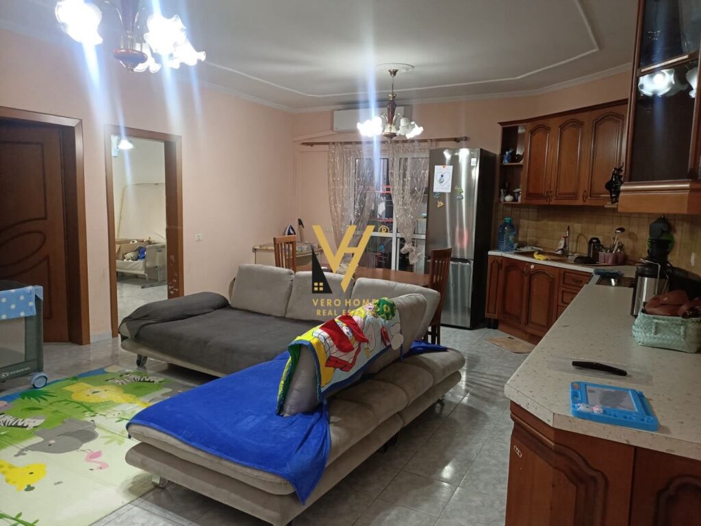 Apartament 2+1 me qera në Komuna e Parisit, Tiranë, 85 m². Foto 1 nga 3