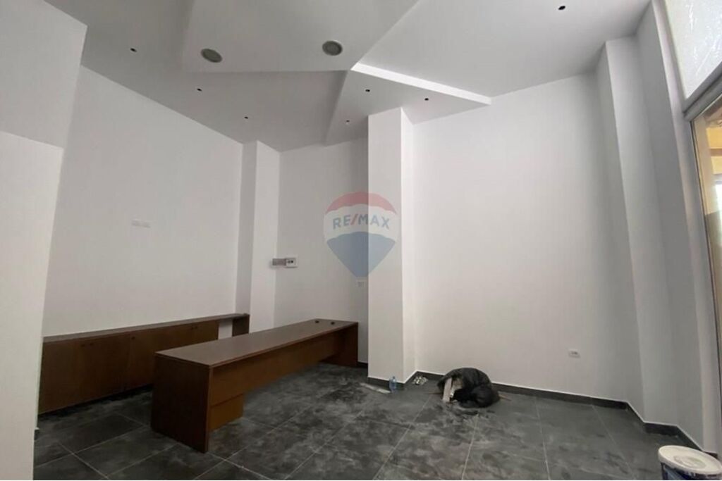 Dyqan në shitje në Kthesa e Kamzës, Tiranë, 44 m². Foto 1 nga 3