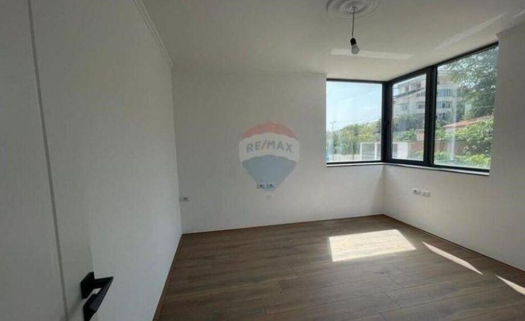 Villa for sale in Kombinat, Tirana, 213 m². Photo 3 of 3