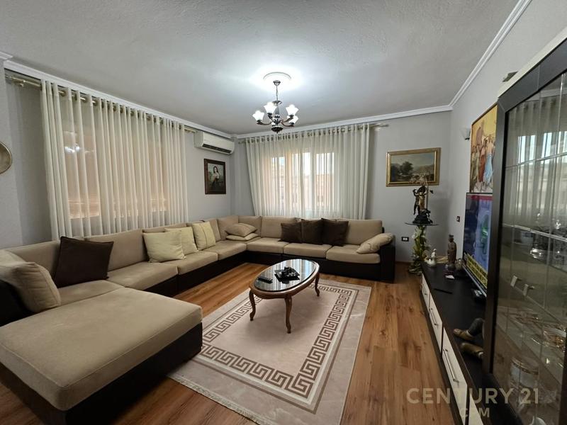 Appartamento 3+1 in vendita a Rruga Muhamet Gjollesha, Tirana, 137 m²