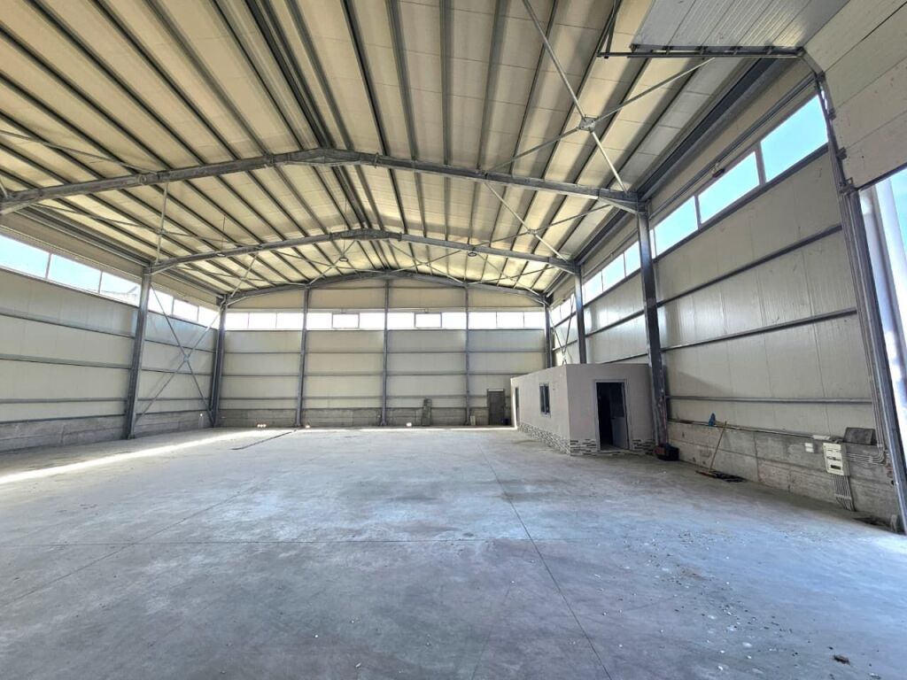 Magazzino in vendita a Vorë, 4.000 m². Foto 1 di 3