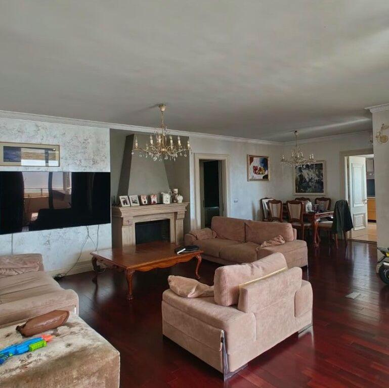 Apartament 3+1 në shitje në Bulevardi Zogu I 1, Tiranë, 209 m²