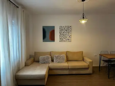 Apartament 1+1 me qera në Rruga Irfan Tomini, Tiranë, 60 m². Foto 1 nga 8