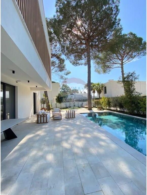 Villa for sale in Durrës, 240 m². Photo 2 of 3