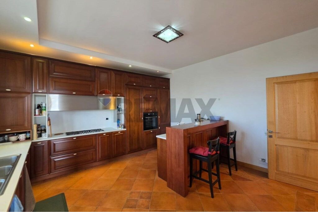 Villa for rent in Farkë, Tirana, 270 m². Photo 3 of 3